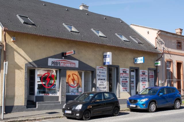 A Profi Villamosság szaküzlet bejárata a Kossuth Lajos utcában